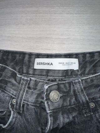 Vaqueros Bershka negros talla 38 