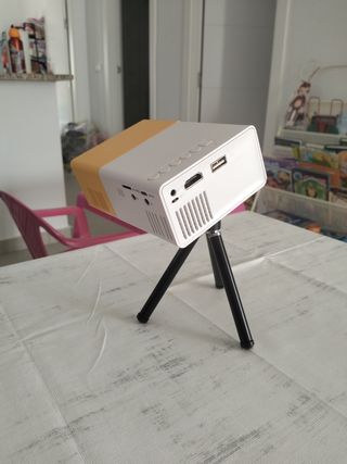 Proyector con trípode