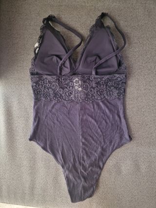 Body de encaje azul marino.