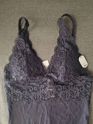 Body de encaje azul marino.