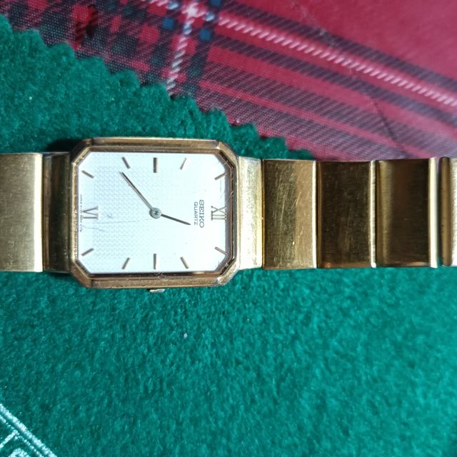 Reloj Seiko Quartz Octogonal Dorado.