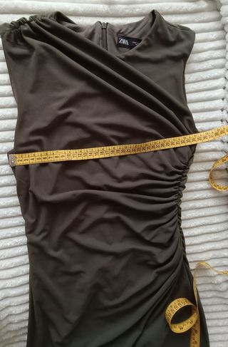 Vestido Zara fruncido verde militar Talla S