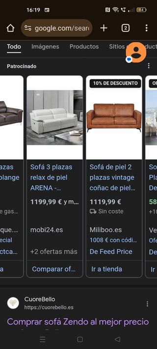 Sofá de piel de dos plazas, de color coñac.