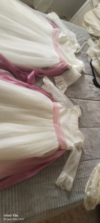  2 Vestidos de comunión blancos con detalles.