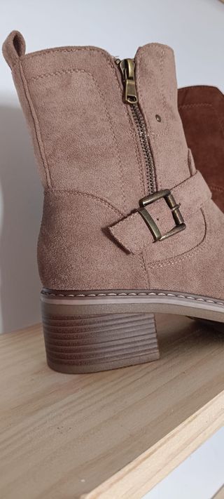 Botas de mujer beige y marrón