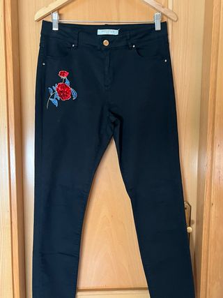 Pantalón vaquero negro pitillo con bordado de rosa