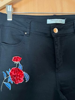 Pantalón vaquero negro pitillo con bordado de rosa