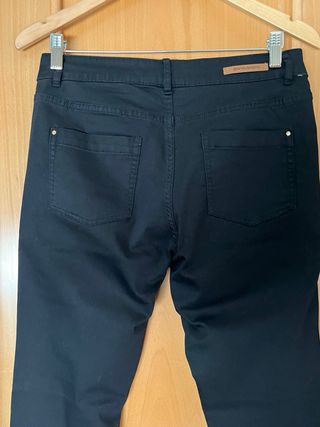 Pantalón vaquero negro pitillo con bordado de rosa