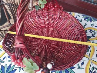 Cesta de mimbre roja decorativa