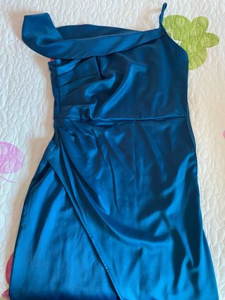 Vestido azul satinado asimétrico