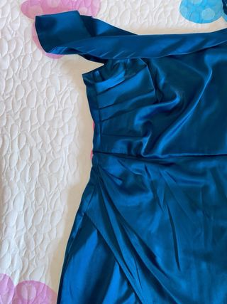 Vestido azul satinado asimétrico
