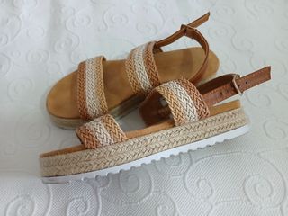 Sandalias Beige y Marrones
