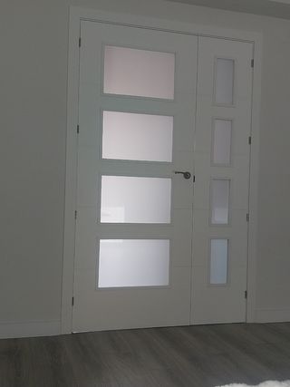 Puertas blancas lacadas con cristales