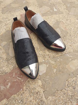 Mocasines negros con puntera plateada