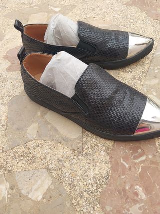 Mocasines negros con puntera plateada