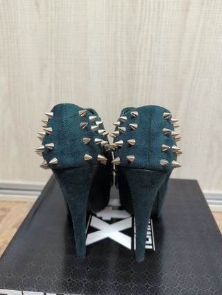 Botines tacón verde esmeralda con pinchos