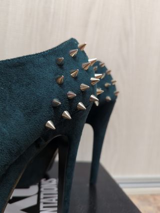 Botines tacón verde esmeralda con pinchos