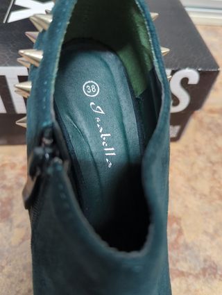 Botines tacón verde esmeralda con pinchos