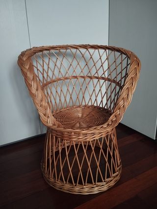 Silla de mimbre marrón infantil