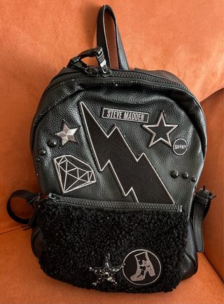 Mochila Steve Madden Negra con Parches