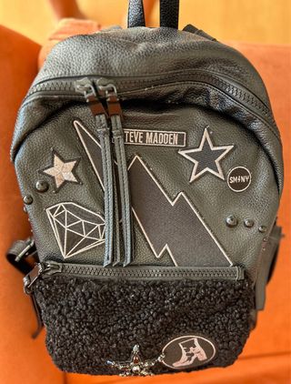 Mochila Steve Madden Negra con Parches