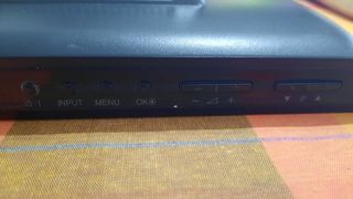 TV LG22 LH2000 con mando y soporte para pared 