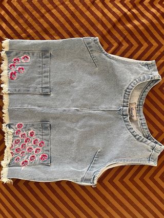 Chaleco vaquero con flores bordadas