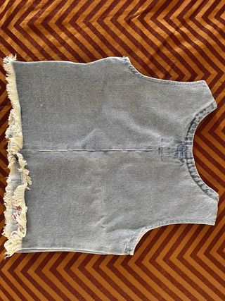 Chaleco vaquero con flores bordadas