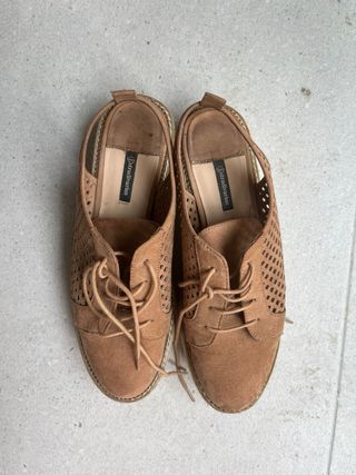 Zapatos planos con cordones y cuña