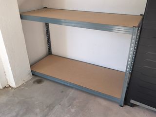 Estantería metálica con baldas de madera