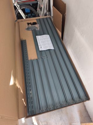 Estantería metálica con baldas de madera