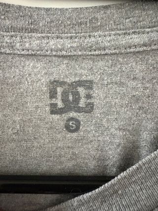 Camiseta DC Shoes gris chico