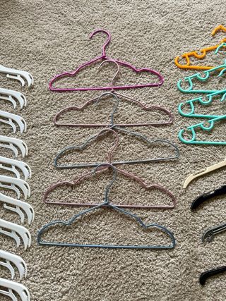 Lote 23 perchas infantiles de plástico y metal
