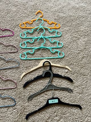 Lote 23 perchas infantiles de plástico y metal
