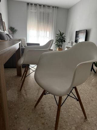 Set di 2 sedie nordiche con braccioli.