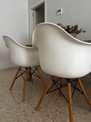 Set di 2 sedie nordiche con braccioli.