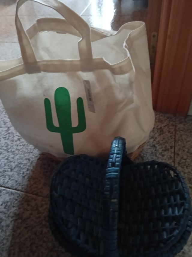 2 cestas: 1 nueva tela y mimbre y 1 azul de mimbre
