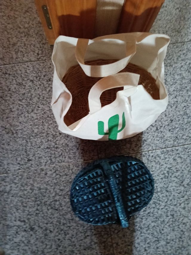 2 cestas: 1 nueva tela y mimbre y 1 azul de mimbre