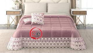 Trapunta in velluto con pizzo. e 2 cuscini