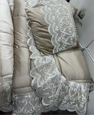 Trapunta in velluto con pizzo. e 2 cuscini