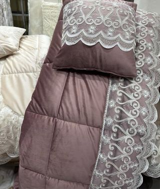 Trapunta in velluto con pizzo. e 2 cuscini