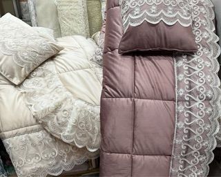 Trapunta in velluto con pizzo. e 2 cuscini