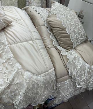 Trapunta in velluto con pizzo. e 2 cuscini