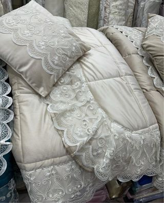 Trapunta in velluto con pizzo. e 2 cuscini