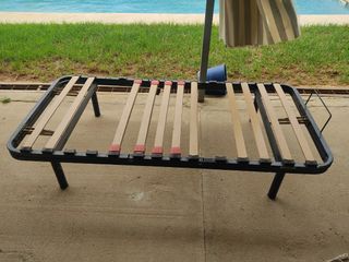 Cama reclinable metálica con lamas de madera