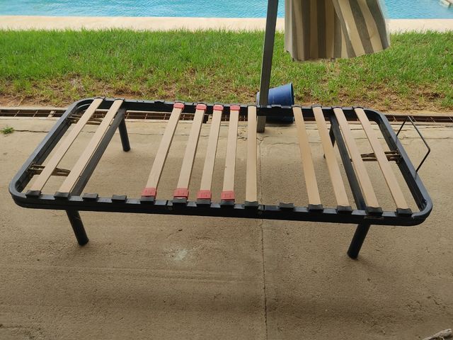 Cama reclinable metálica con lamas de madera