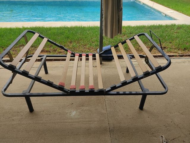 Cama reclinable metálica con lamas de madera