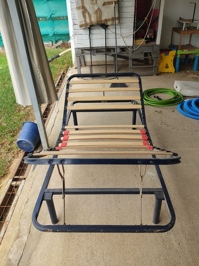 Cama reclinable metálica con lamas de madera