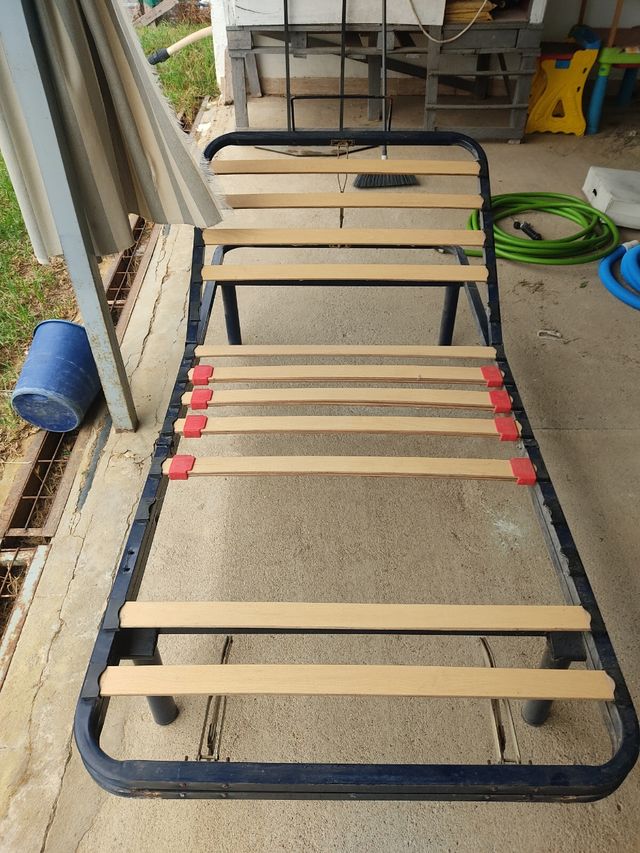 Cama reclinable metálica con lamas de madera