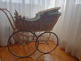 Cochecito antiguo de bebé 1900-20
